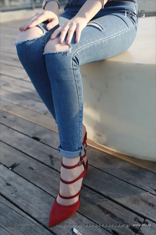 [IESS异思趣向] 2017.04.17 丝足便当102:《仙女牌牛仔裤与高跟肉丝》佳爷 - IESS